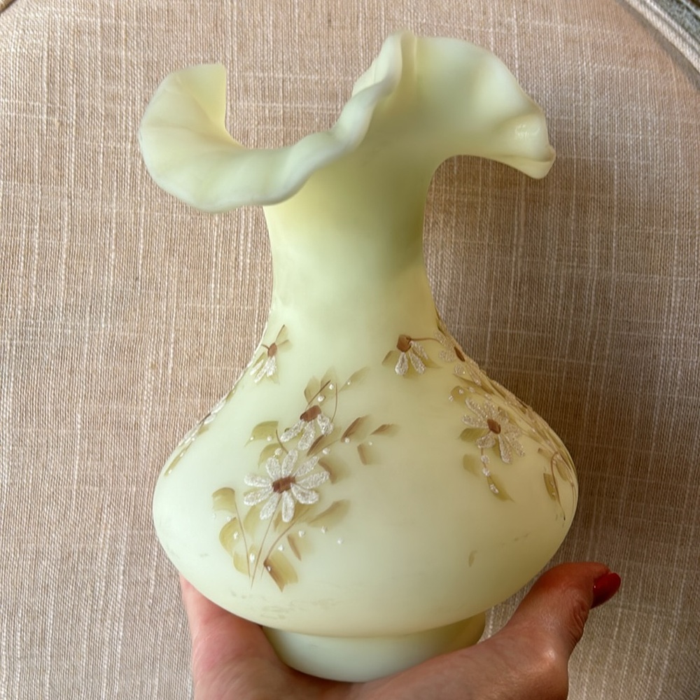 Vintage Fenton Ruffled Hand painted Vase - Picture 10 of 10